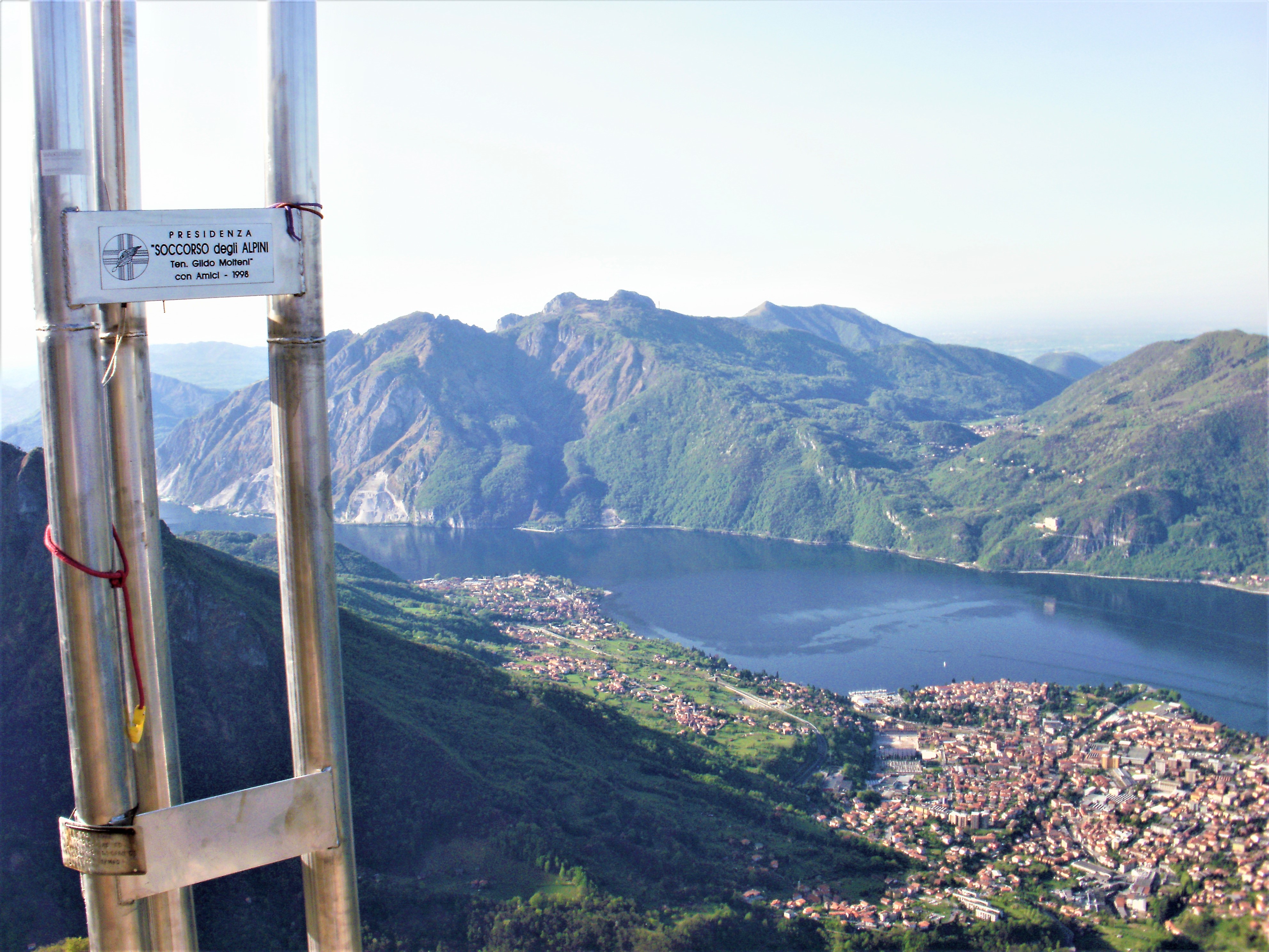 El lago de Lecco desde el macizo de la Grigna, uno de los tesoros de los Prealpes lombardos. Abajo Mandello del Lario, frente a nosotros las montañas del Triángulo Lariano, y al fondo la llanura padana.