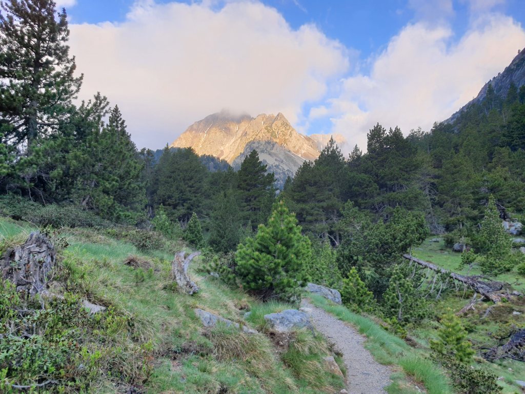 El principio de nuestro camino, con la cresta de Remuñe al fondo.