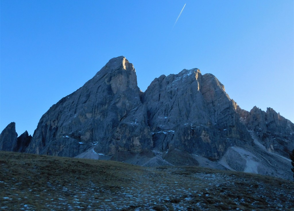 Sass da Pùtia y Odle de Èores, en el límite de las&nbsp;Dolomitas.